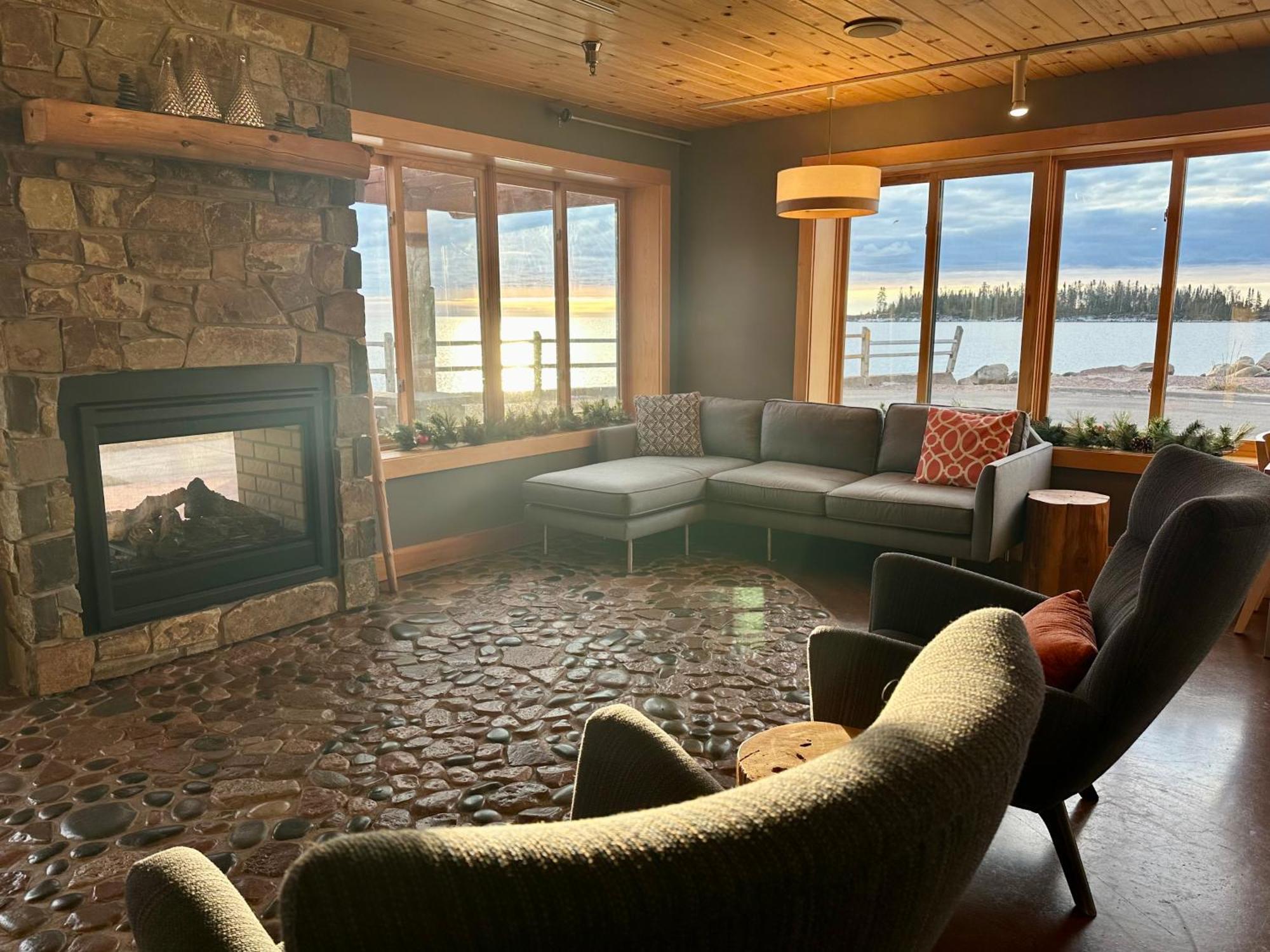 East Bay Suites Grand Marais Exterior foto