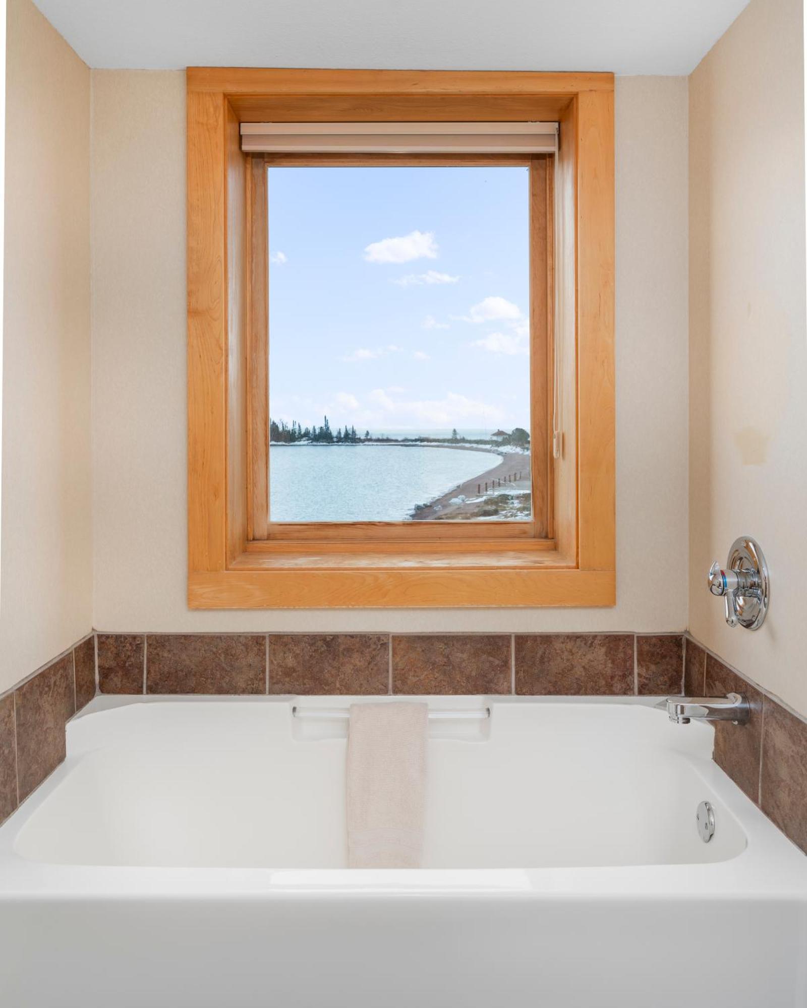 East Bay Suites Grand Marais Exterior foto